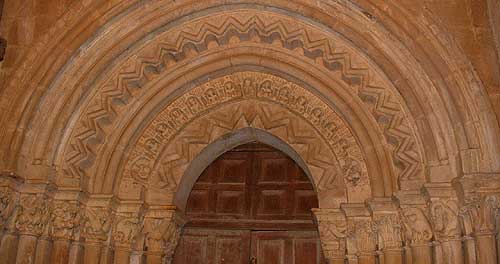 PORTADA ROMNICA DE LA PARROQUIA DE REVILLA DE SANTULLN